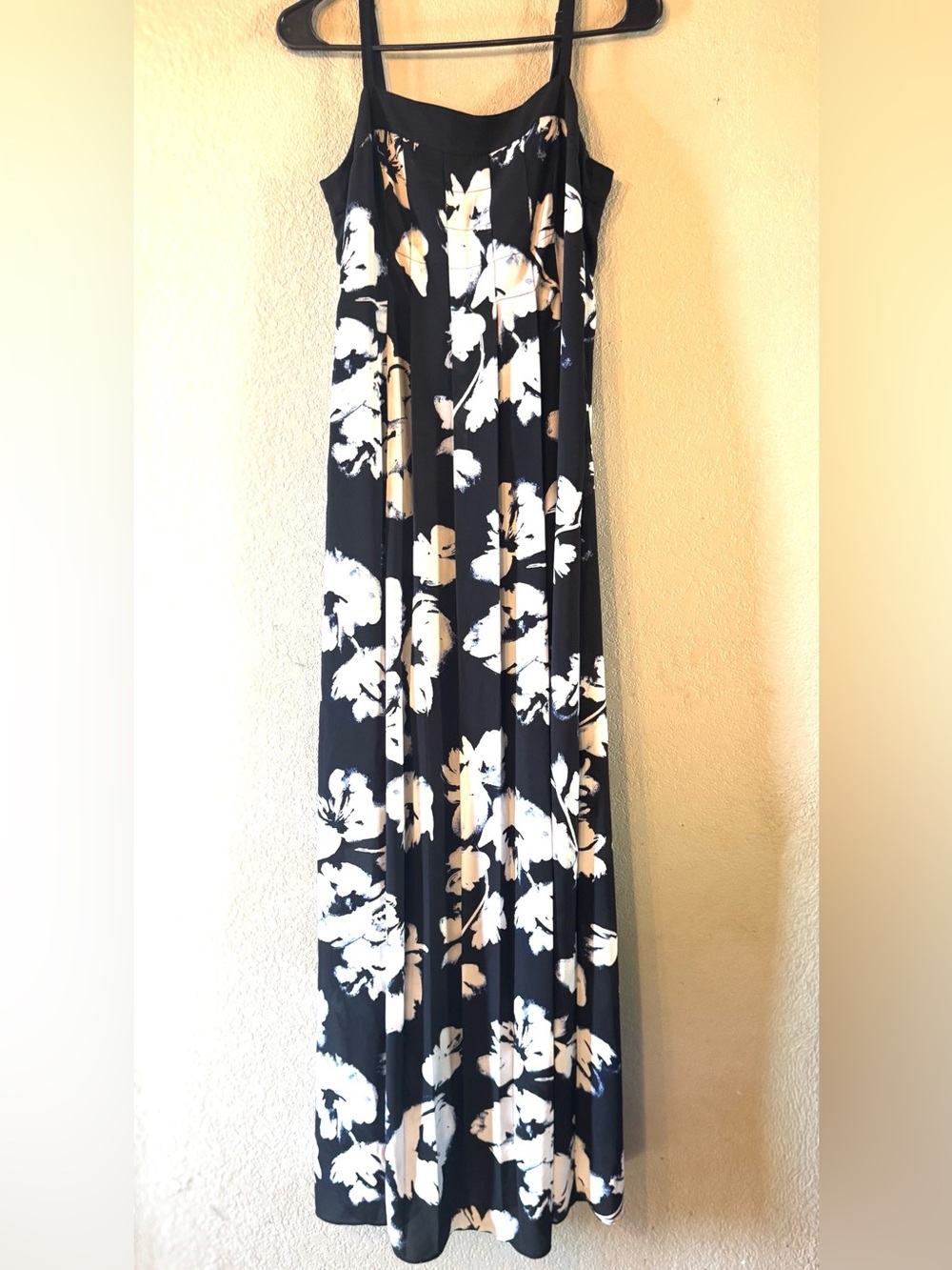White House Black Market Floral Maxi Dress Black White Size 2 Flowy